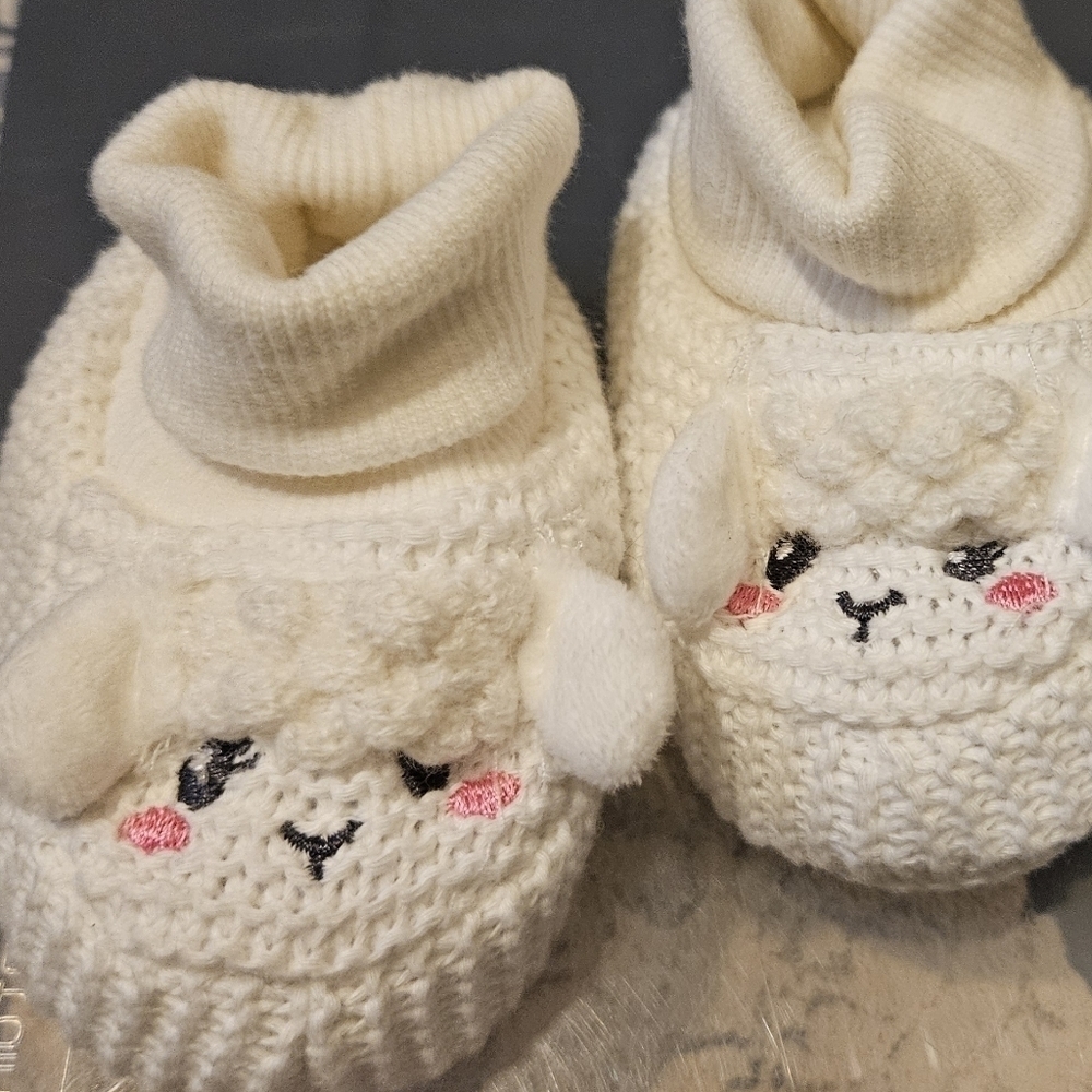 0-6 months Little Lamb Booties